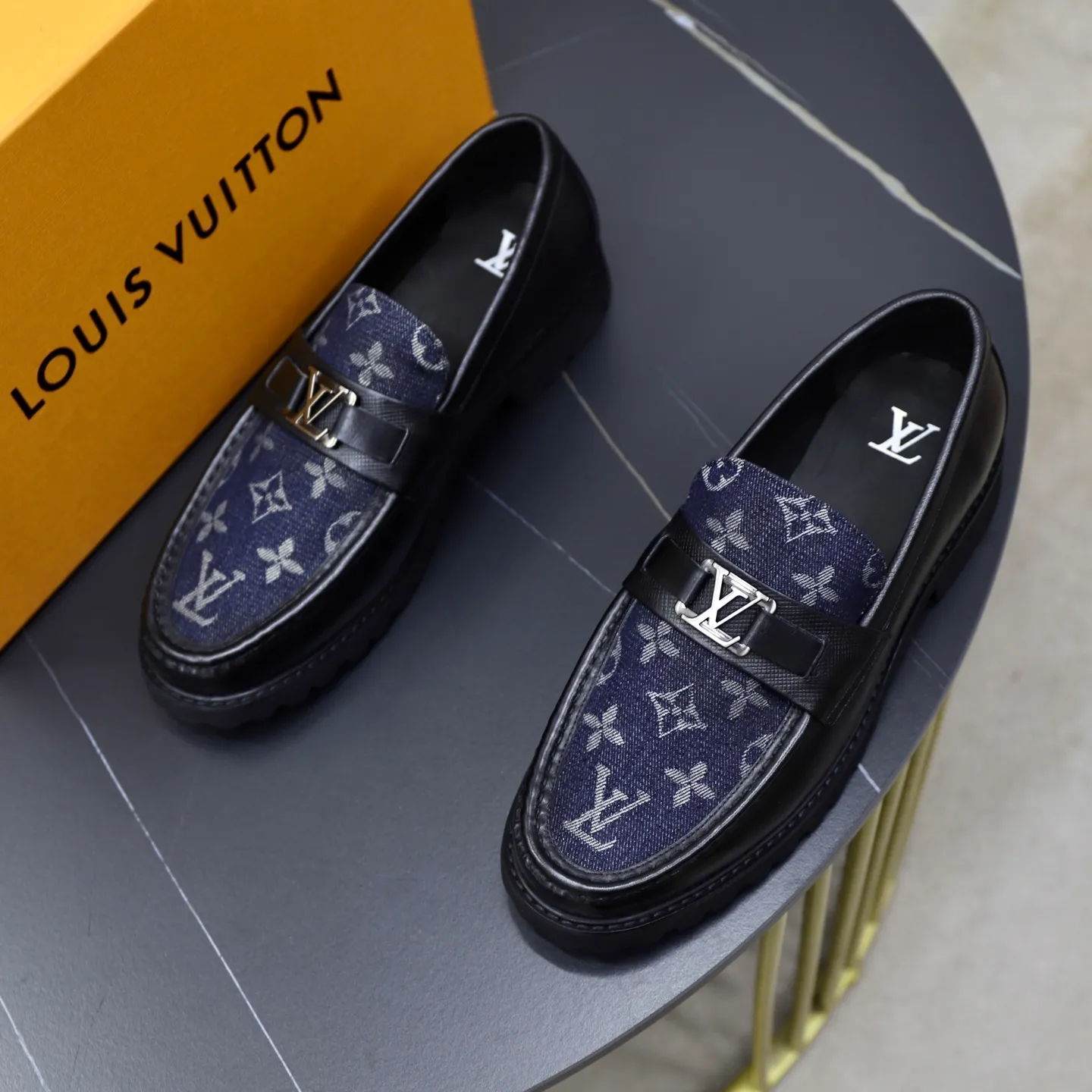 Ex-factory price: 600💰Louis Vuitton LV men's classic Oxford shoes, men's business formal boutique leather shoes, classic style, almond kernel exquisite toe, ultimate art, the whole shoe is made of imported cow leather (open edge beads), carefully selected, fine pores, excellent gloss, soft texture, strong toughness, durable and not easy to deform, apricot fetal cowhide leather lining, soft and comfortable, sweat-absorbent and breathable. Foam outsole, original box and dust bag packaging! Size: 38–44 (45/46 customized)